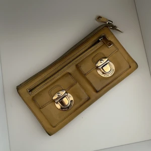 Vintage Marc Jacobs plånbok  - Gul vintage Marc Jacobs plånbok. Använd men är i fortfarande bra skick. Pris går alltid att diskutera 🩷
