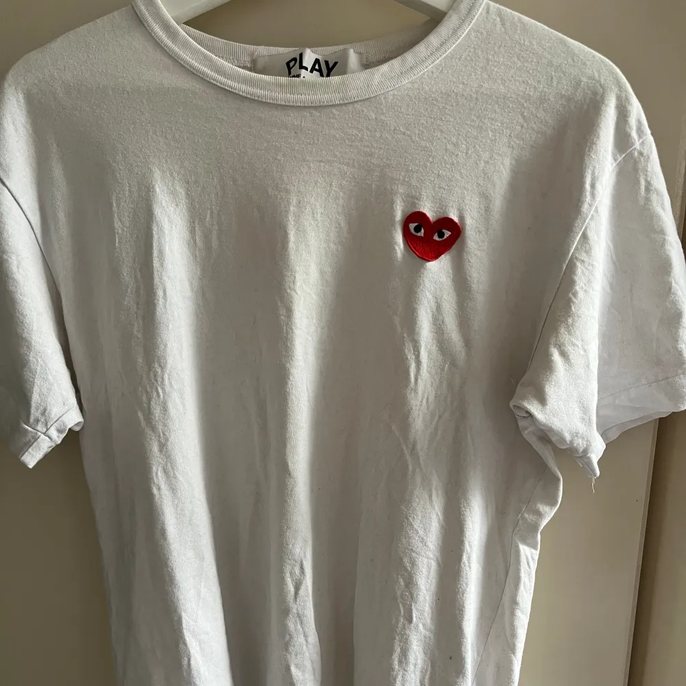 Cdg tröja med rött hjärta  Bra skicka  Använd fåtal gånger  Säljer pågrund av för liten . T-shirts.