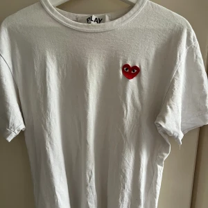 Cdg t-shirt  - Cdg tröja med rött hjärta  Bra skicka  Använd fåtal gånger  Säljer pågrund av för liten 