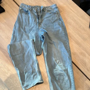 Höjmidjade jeans  - Välanvända högmidjade jeans fortfarande i fint skick. Raka ben så svänger ut lite längst ner.  Djur finns i hemmet 