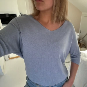 T-shirt  - Så fin och sommarig tröja, använd fåtal gånger så inga defekter. Köpt utomlands❣️