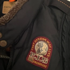 Parajumpers Kobuk Väst Limited Edition - Parajumpers Kobuk Väst Limited Edition köpt många år sen tillbaka produceras inte längre passar både L och M