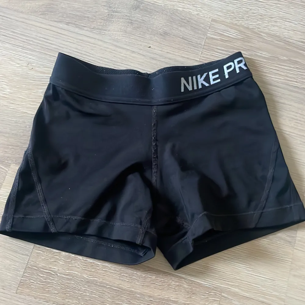 Nike pro shorts som ej används då dom är för små. Dom är i storlek xs men är ganska små i storleken. Köparen står för frakten och pris kan diskuteras . Shorts.