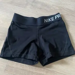 Nike pro shorts som ej används då dom är för små. Dom är i storlek xs men är ganska små i storleken. Köparen står för frakten och pris kan diskuteras 