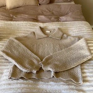 Stories stickad tröja  - Jättesnygg stickad tröja som är lite mer uppklädd! Kommer tyvärr inte till användning. 