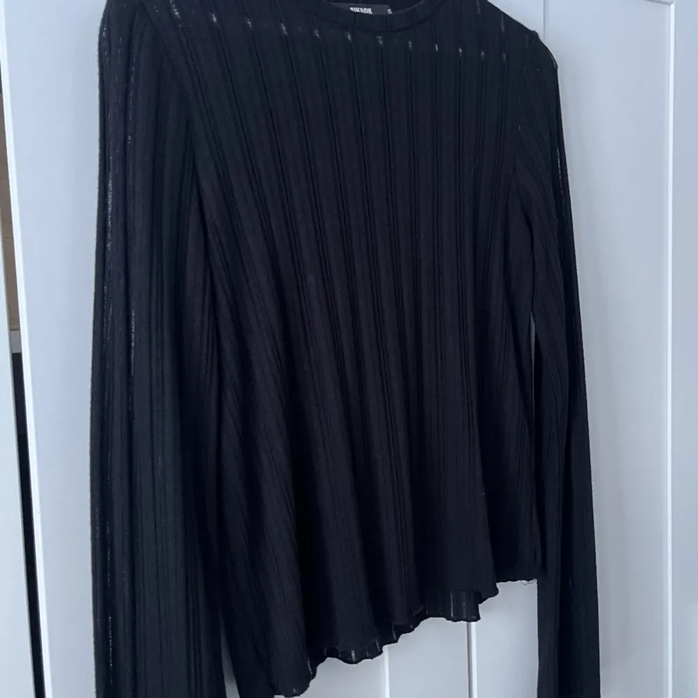 Super fin svart tröja från BIKBOK med lite genomskinligt randigt ”mönster”✨🪩 Som nyköpt! . Tröjor & Koftor.