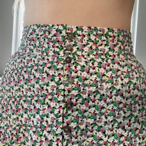Blommig midikjol🧡 - Söt midikjol köpt på HM. Den har fint fall och definierar midjan💖Inte använd många gånger och väldigt bra skick❣️