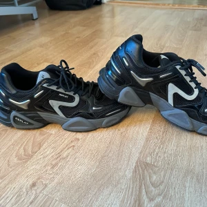 Replay destiny skor - Säljer nu mina replay destiny skor i den sällsynta svarta färgen. Köpte den utomlands i en replay affär vilken är hur jag fick tag i dem. Säljer dem eftersom det inte riktigt är min smak av skor. Köpta för nån månad sen och använda 1 gång. Nypris1,5