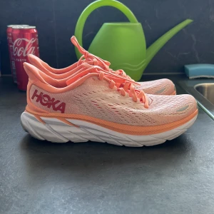 Hoka springskor - Säljer morsans Hoka springskor, en av de bästa springskorna på marknaden. Super sköna och i mycket bra skick då de it har kommit till användning, 10/10 (endast lite smutsiga på undersidan av sulan)