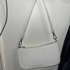 Fin vit väska från ginatricot. Köptes 2022 men har bara använts 2 gånger. ‼️Det är inte riktig orm skin!!