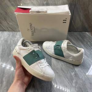 Valentino open sneaker | Jättefint skick | Sitter 0,5-1 storlek större | Nypris: 6499 | Ingår: Valentino kort | Fraktar spårbart via Postnord, på köparens bekostnad  | Hör av dig vid minsta fråga eller fundering📩