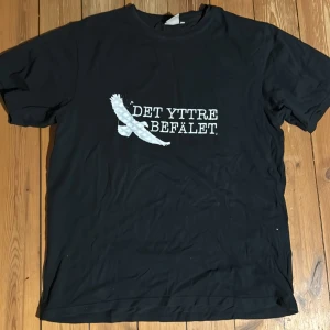 37. Svart det yttre befälet T-shirt XL - Det yttre befälet merch gjord av bandet själva. T-shirt i bra skick.