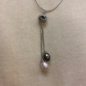 Halsband silver 925 - Säljer ett fint halsband i sterling silver 925 (se stämpel på sista bilden). Knappt använt och i fint skick. 