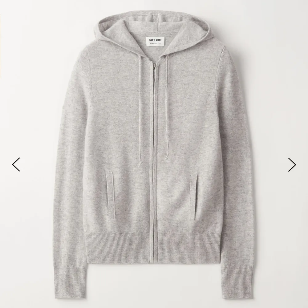 Ljusgrå zip hoodie från Soft Goat i 100% kashmir. Knappt använd så väldigt bra skick! Nypris 2495kr💕. Tröjor & Koftor.