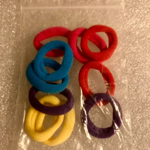 *NY* Mjuka hårsnoddar  - Nya oanvända, 10 snoddar för barn i olika färger, 2 av varje färg; cerise, röd, lila, blå, gul i påse.