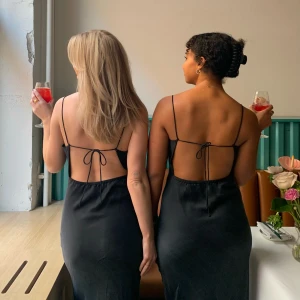 Djerf Avenue Dream Dress Maxi Ash - Klänning från Djerf Avenue i färgen Ash. Använd några timmar. Skrynklig men inget strykjärn eller steamer inte kan lösa, annars i fint skick! 🖤  För att se fler bilder - sök på Dream Dress Maxi Ash på Djerfs hemsida 🫂