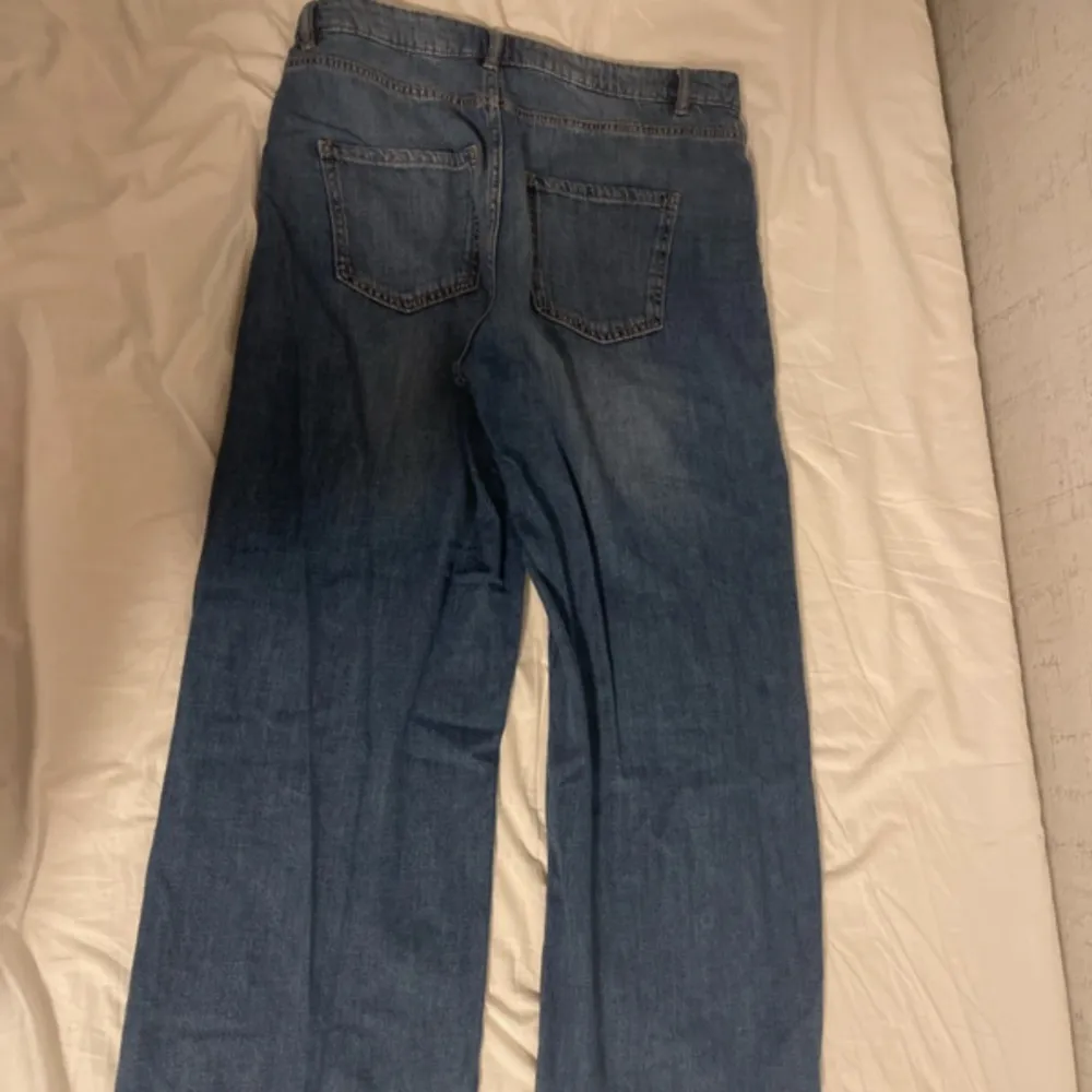 Den är bra och är normal storlek kan vara Baggy jeans och har klippt nere. Jeans & Byxor.