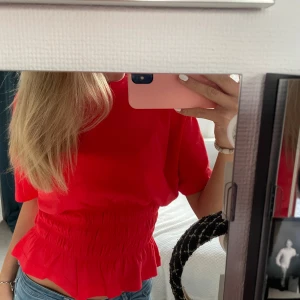 Topp/t-shirt - Topp från hm som är slutsåld i denna storlek, helt ny! Prislappen sitter kvar❤️