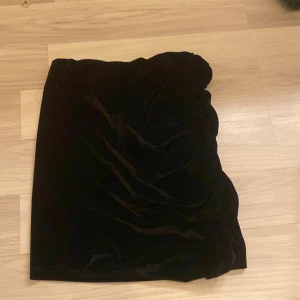 Svart kjol - Svart kort kjol till fest eller annat. Väldigt fin och mysigt material. Scrunch på sidan av kjolen som ger en fin figur. 