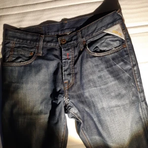 Replay jeans - Tja! Säljer dessa super snygga Replay Jeans. Den är i jättebra skick. Skriv om du har någon fråga. Gå in på min profil för att hitta andra kläder och skor i andra färger och storlekar!