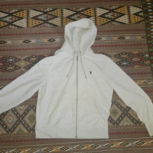 Ralph lauren zip hoodie - Grå ralph lauren zip up hoodie i storlek L. Använda mycket men är i bra skick. Kan gå ner i pris vid snabb affär. DM för fler bilder.
