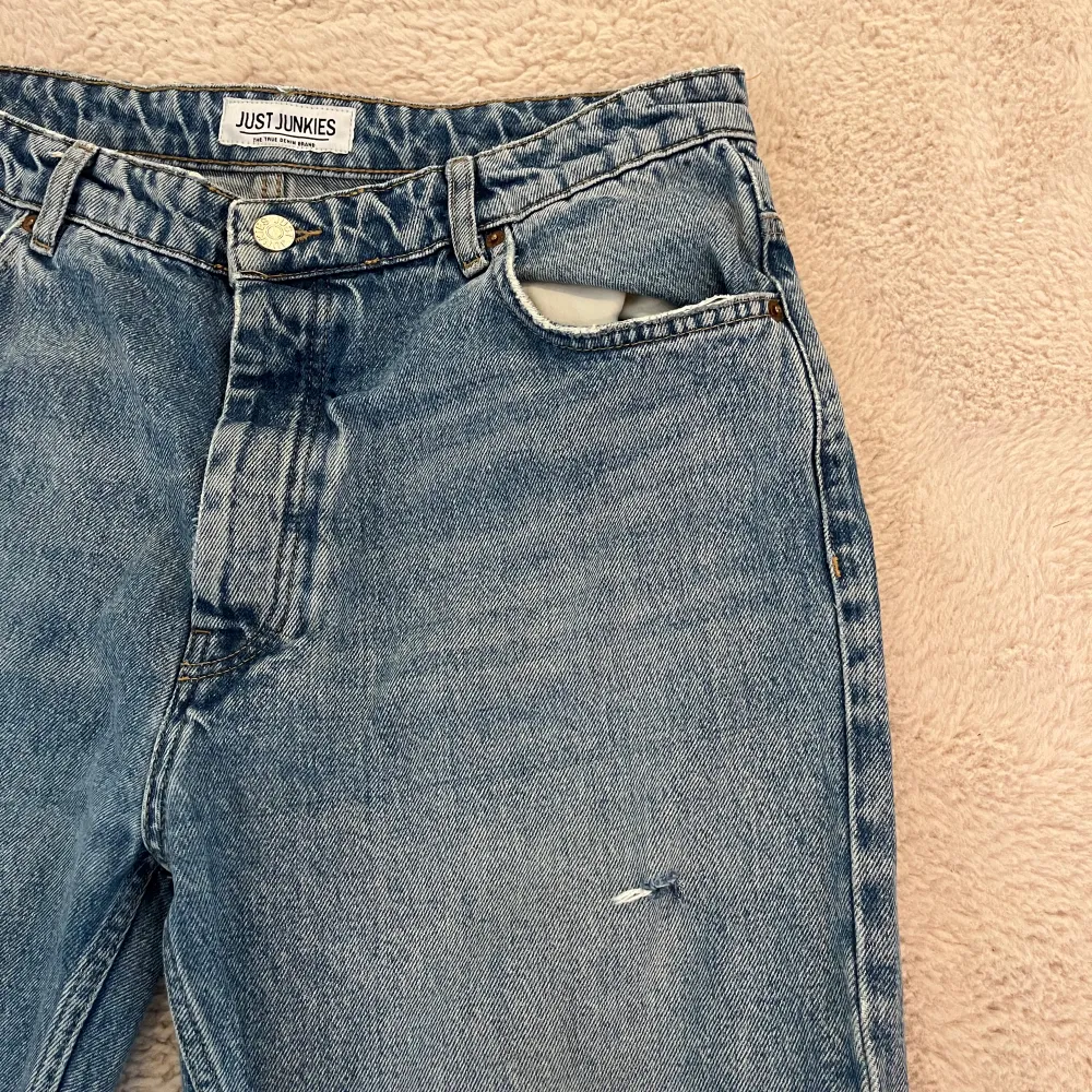 Just junkies jeans i 34/34 Säljer för att bli av med Finns två tråkiga hål ett på framsidan och ett på ena bakfickan, i övrigt ett par schyssta jeans med snygg passform. Midjemått rakt över 45cm, totallängd 114cm, benöppning 24 cm.. Jeans & Byxor.