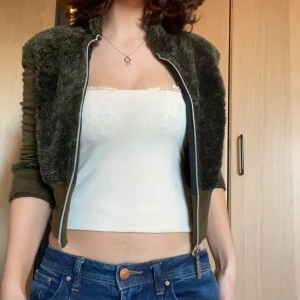 Kofta/vårjacka - Superfin med fluffiga detaljer och dragkedja💖 passar vår, mörkgrön❤️