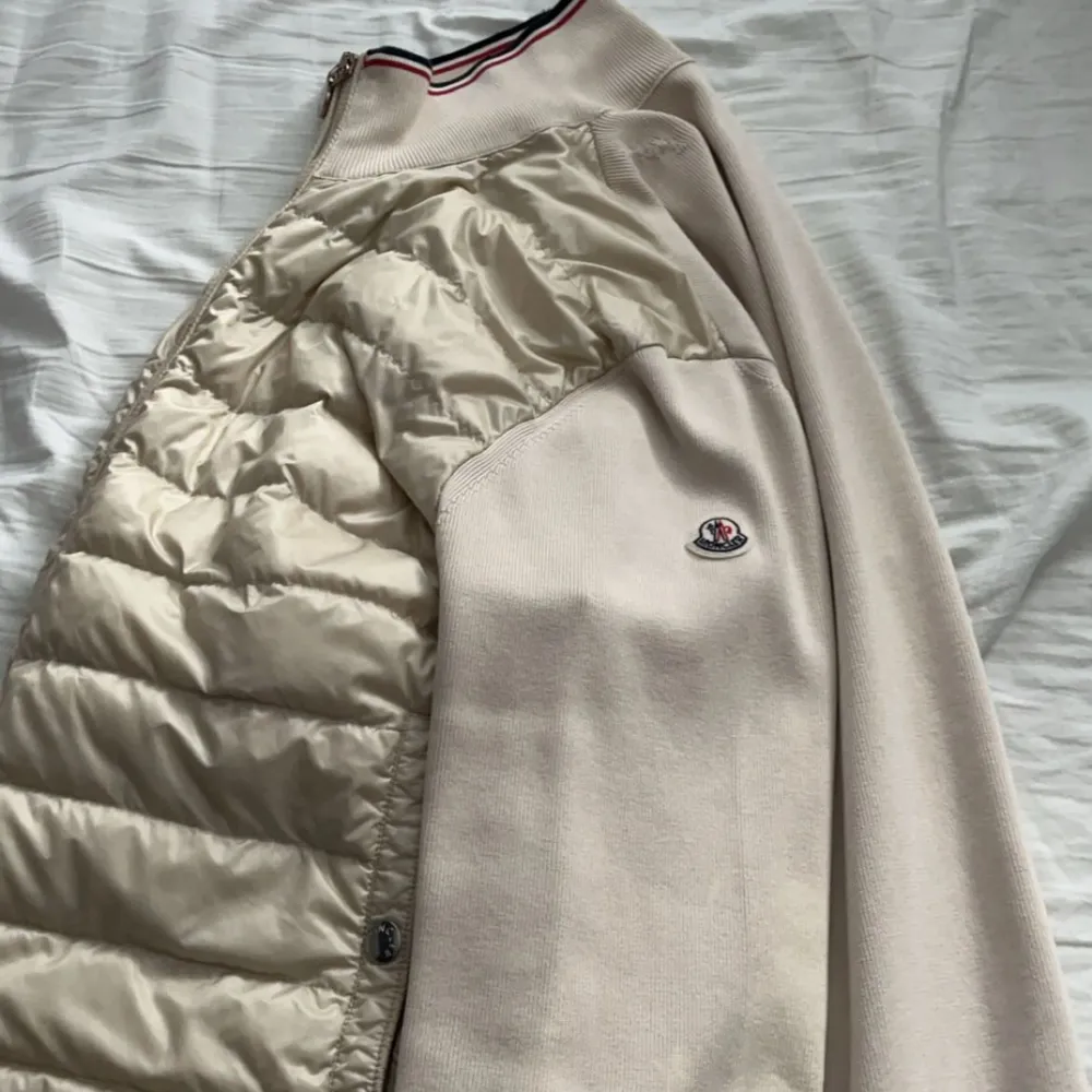 Hej! Säljer nu en moncler cardigan perfekt till våren, Bra skick förutom en lagning som knappt syns. Självklart äkta hör av er vid frågor.. Jackor.