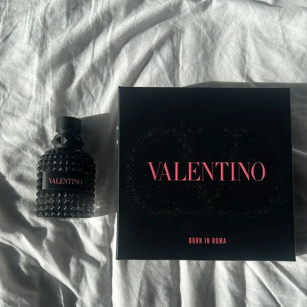 Valentina parfym, 50 ml flaska. Cirka 48 ml kvar. Ingår med en present paket och parfym.. Övrigt.