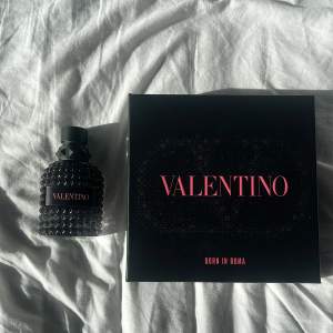 Valentina parfym, 50 ml flaska. Cirka 48 ml kvar. Ingår med en present paket och parfym.