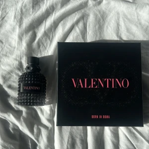 Valentino born in roma edt - Valentina parfym, 50 ml flaska. Cirka 48 ml kvar. Ingår med en present paket och parfym.