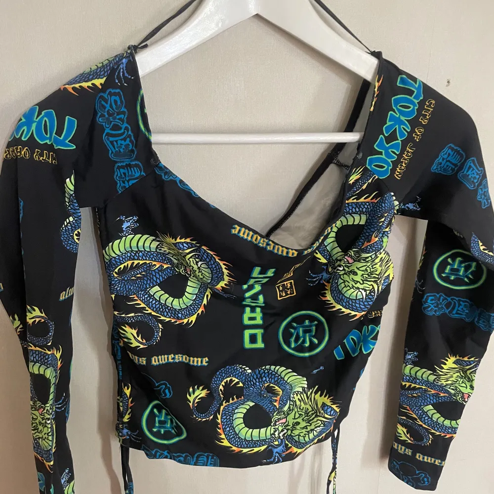 En långärmad off-shoulder tröja från bershka med Tokyo tryck. Aldrig använd,  helt ny men ingen prislapp kvar. Pris kan diskuteras!. Tröjor & Koftor.