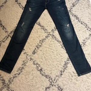 Replay Anbass - Säljer nu dessa Replay Anbass med riktigt sköna slitningar! Jeansen var för stora från början och är därmed i ett toppenskick, inga defekter. Storlek W30 L34. Kom gärna pricat vid frågor!