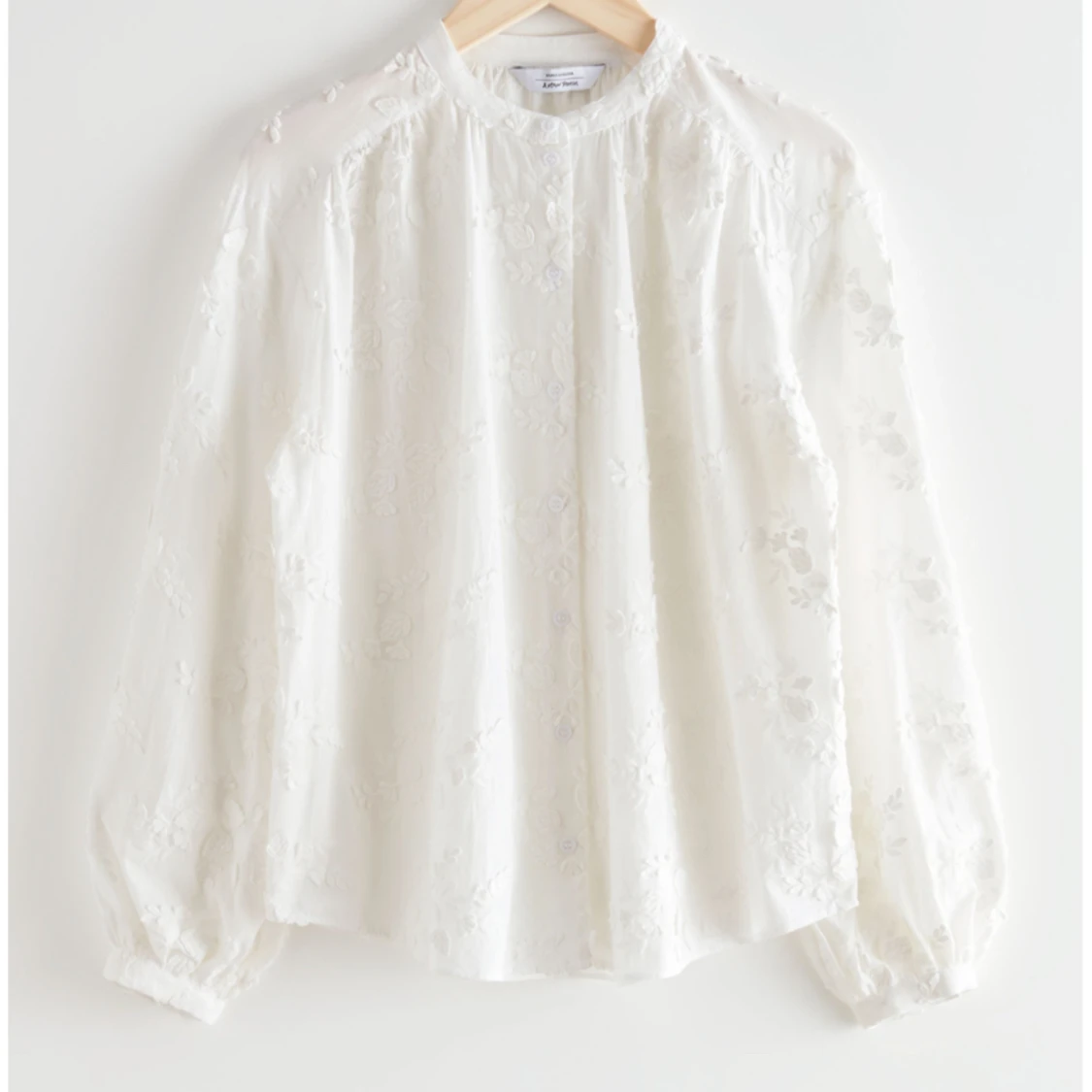 Voluminös blus med ståkrage