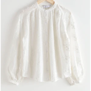 Voluminös blus med ståkrage - Vit broderad blus från & other stories i super fint skick. Blusen är använd en gång.   Storlek: 34, vilket motsvarar storlek xs/s  Nypris: 990 kr  Säljer blusen för 500 kr. Pris går att diskutera.
