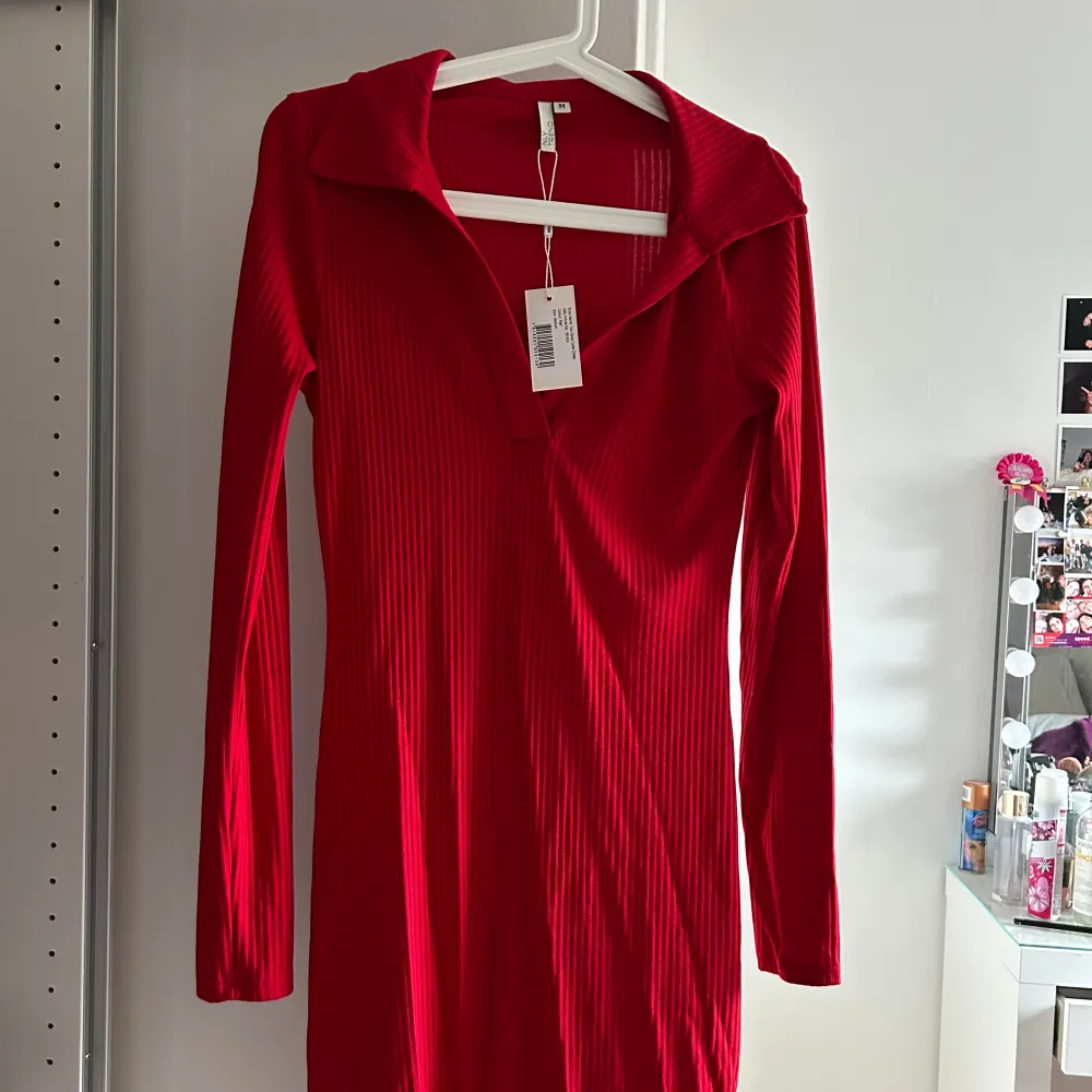 Säljer denna röda klänning från Nelly. Lappen finns kvar, bara testad. Säljer den då den inte passade mig. Köparen står för frakten❤️❤️. Klänningar.