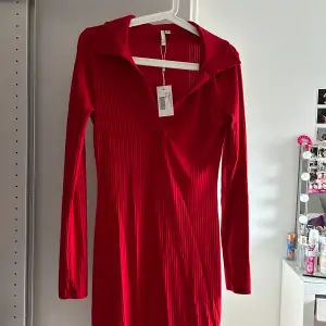 Säljer denna röda klänning från Nelly. Lappen finns kvar, bara testad. Säljer den då den inte passade mig. Köparen står för frakten❤️❤️