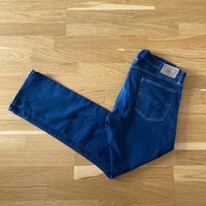Säljer Ralph Lauren slim fit jeans i modell ”Sullivan”, storlek 34/32. 8/10 skick, inga defekter bara lite använda. Nypris: 1800kr, Vårt pris: 199kr