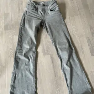 Ljusgråa jeans från Gina young. Superfint skick med två knappar som extra detalj. Inte mycket använda och som nya. Storlek 158 och passar mig perfekt i längden som är 158cm. Köptes för 300kr och säljer dom för 170kr + eventuell frakt