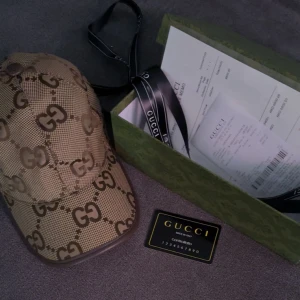 Gucci jumbo keps  - Helt ny oanvänd äkta Gucci jumbo, vill bli av med den eftersom jag köpte den svarta istället. Men den sitter bra på huvud och är perfekt för den nya sommaren☀️💫  Kvitto och box medföljer 