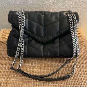 Handväska - Säljer denna fina väska då den inte kommer till användning! Det 