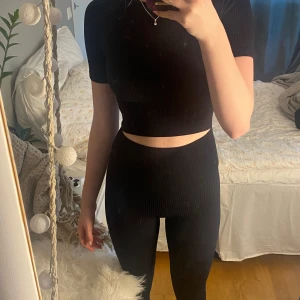 Träningsset  - Ett svart ribbat träningsset med ett par tights, en långärmad tröja och en kortärmad tröja. Allt är i storlek XS/S. Knappt använt! Allt för 50kr😍