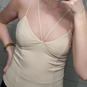 Linne beige/gul - Beige/ gult linne i fint skick. Storlek L men passar även mig som vanligtvis har M, stretchigt material.