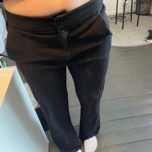 Kostymbyxor  - Lågmidjade/midwaist kostymbyxor, säljer då jag har för många kostymbyxor💗