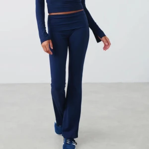 Yogapants - Säljer mina mörkblåa yogapants från Gina💕 använda men ändå fint skick! Nypris 360kr💕 skriv privat för egna bilder🤗