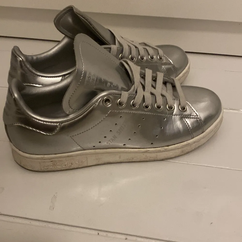Adidas stan Smith skor i silver. Använda men inte mycket, sulan är lite smutsig men går att ta bort med bara vatten ❤️ . Skor.