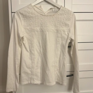 Långärmad tröja  - Super söt långärmad tröja, med några fina detaljer. Köpt second hand, men kommer ursprungligen från zara. Köparen står för frakten 💌