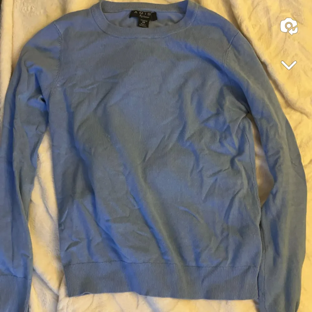 Blå stickad tröja i storlek XS, köpt för ca 1 år sen men har knappt används. Stickat.