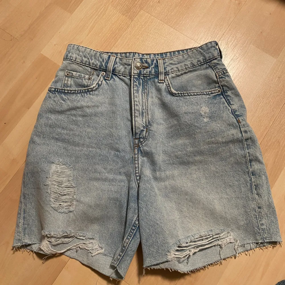 Säljer dessa helt oanvända jeansshortsen som jag köpte förra sommaren och som nu har blivit för stora. . Shorts.