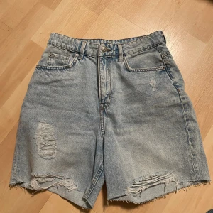 Högmidjade jeansshorts - Säljer dessa helt oanvända jeansshortsen som jag köpte förra sommaren och som nu har blivit för stora. 